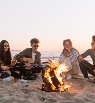 es correcto prohibir amistades a la pareja